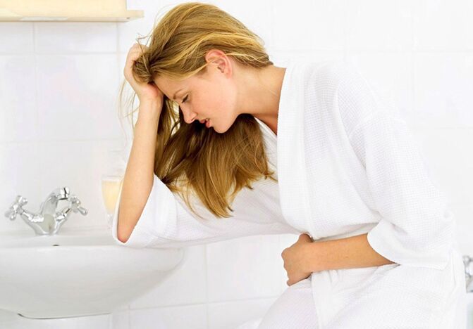 Une femme s'inquiète des symptômes de la cystite sous forme de mictions fréquentes et douloureuses